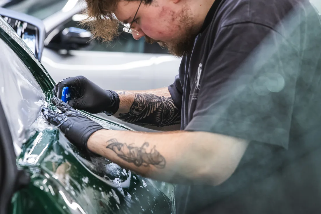 Lackschutzfolie wird von Hand verarbeitet